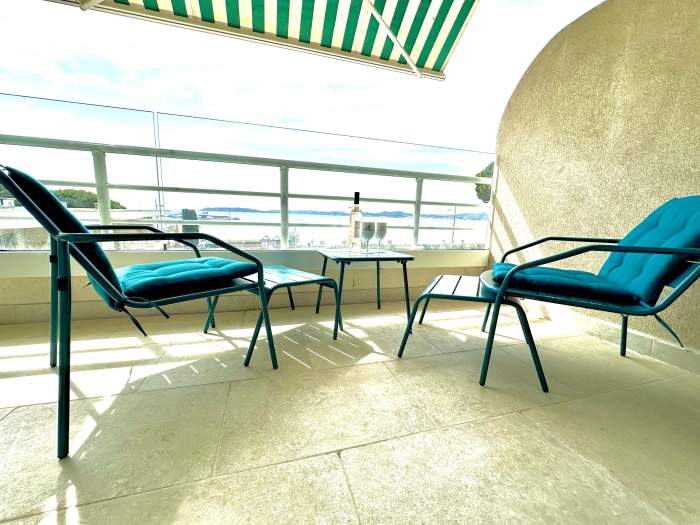 Terrasse vue mer avec fauteuils